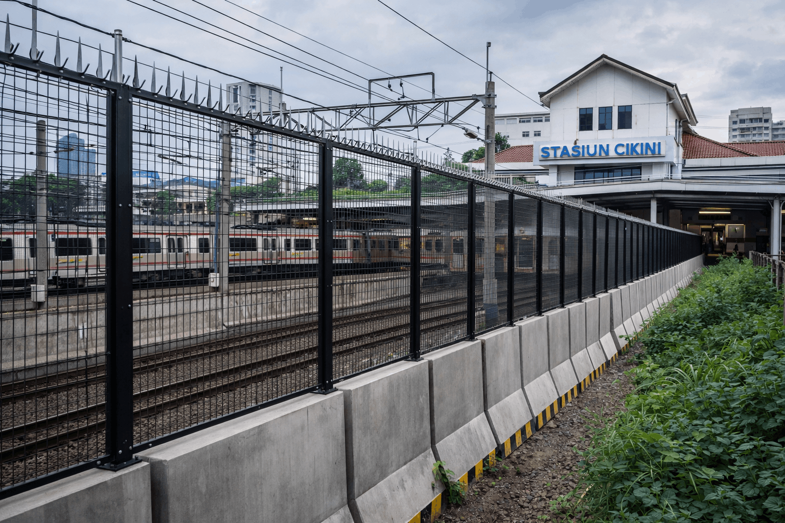 Pagar Stasiun Cikini Tinggi Baru Picu Pro Kontra Warga Ibu Kota